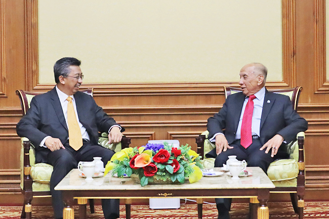 17.05.24 LegCo Speaker meets outgoing high commissioner