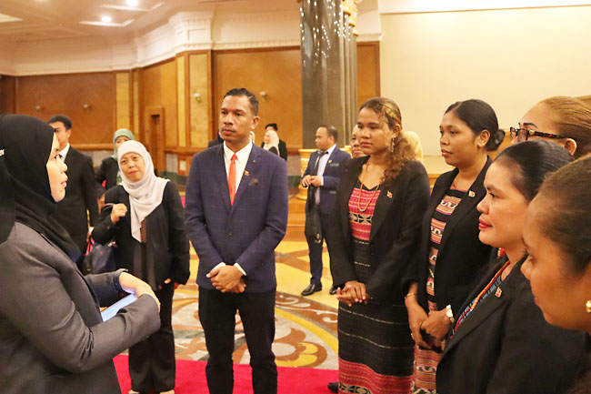 28.06.25 Leadership programme participants visit LegCo building